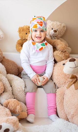 Nyálkendő, sapi és buggyos nadrág